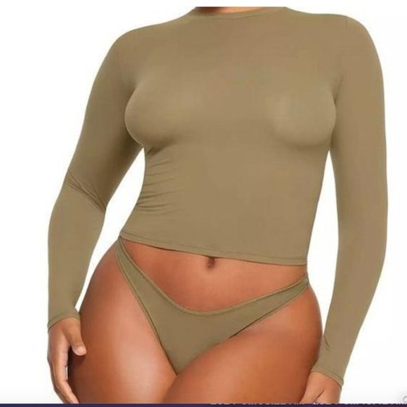 SKIMS Tops - (2436) NWT SKIMS Long Sleeve Cropped Turtleneck in DESERT Sz 2X